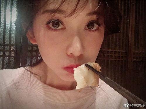 对镜自拍吃瓜,揭秘自拍背后的美食诱惑