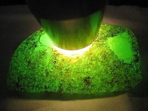 清澈的翡翠吃瓜,清甜如露，品味自然之美