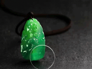 清澈的翡翠吃瓜,清甜如露，品味自然之美