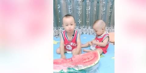 萌娃看戏吃瓜,吃瓜群众笑翻天