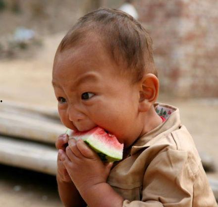 眼罩男孩吃瓜,揭秘网络红人的日常生活