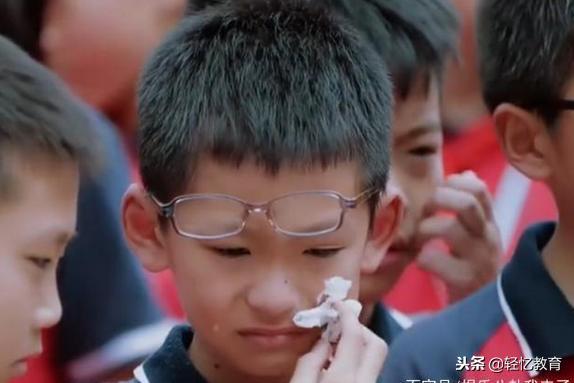 眼罩男孩吃瓜,揭秘网络红人的日常生活